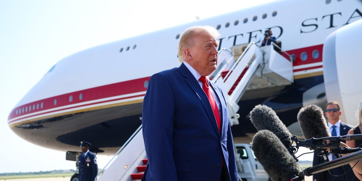 You are currently viewing All the president’s rides: Photos show the planes, helicopters, and other White House vehicles used by Donald Trump