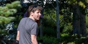 Read more about the article OpenAI hosted influencers at a luxury retreat with beekeeping. The internet backlash was swift.