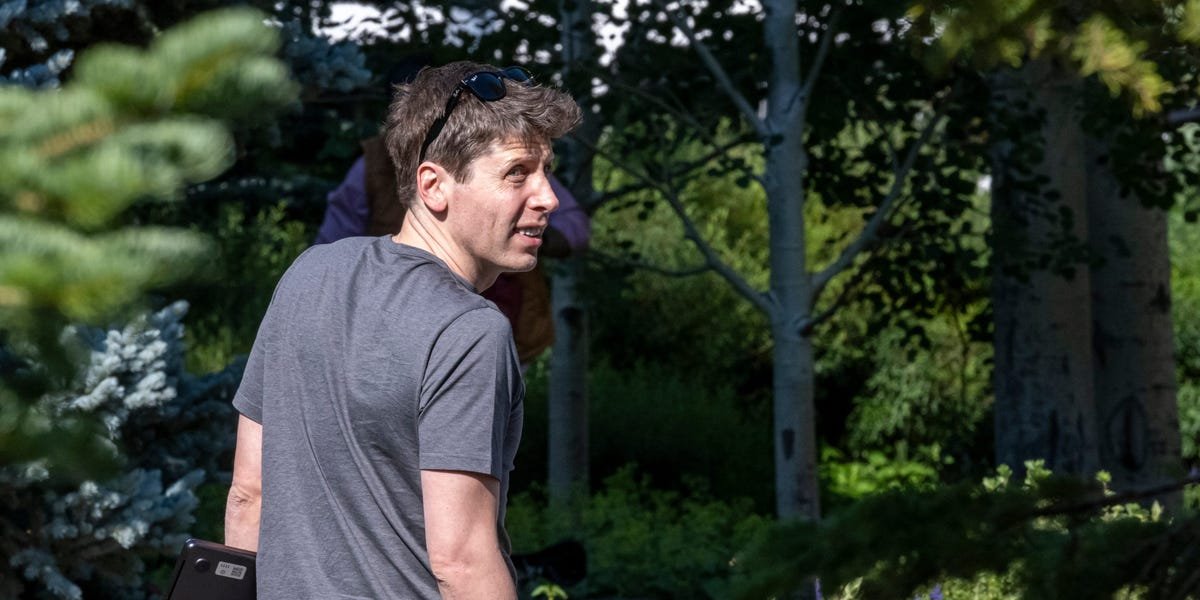 You are currently viewing OpenAI hosted influencers at a luxury retreat with beekeeping. The internet backlash was swift.