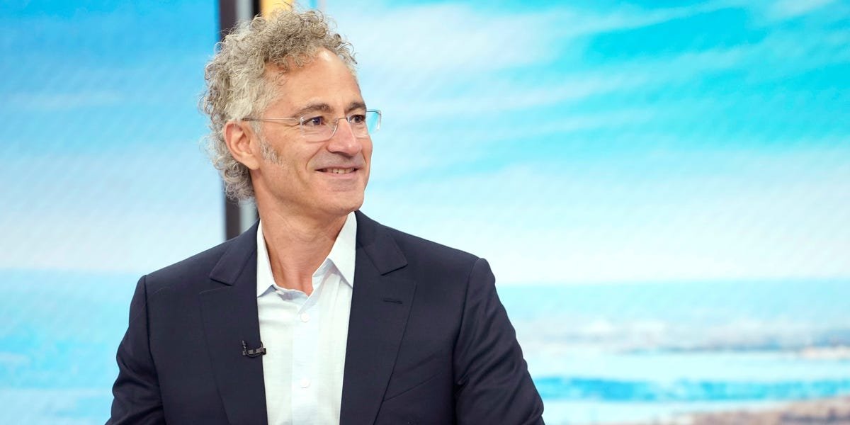 Read more about the article Alex Karp rings the alarm for salespeople, saying Palantir’s teams crushed earnings with a ‘miniscule and shrinking’ head count