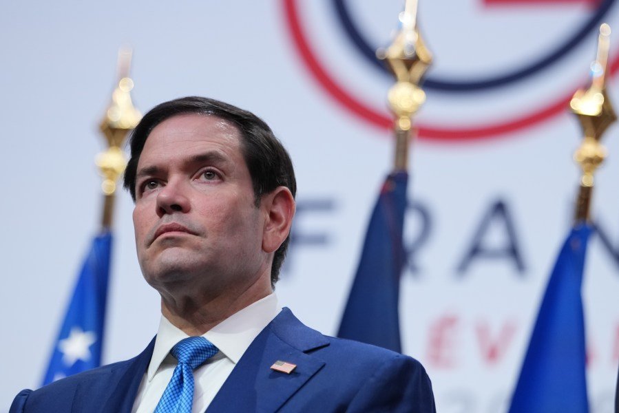 Read more about the article Rubio says he initially ‘hated’ couch photo in viral meme