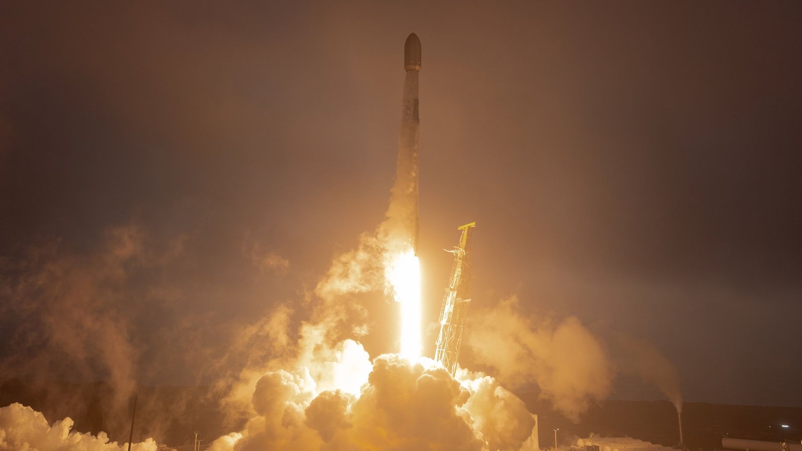 You are currently viewing SpaceX launches 24 Starlink satellites to orbit from California (photos)