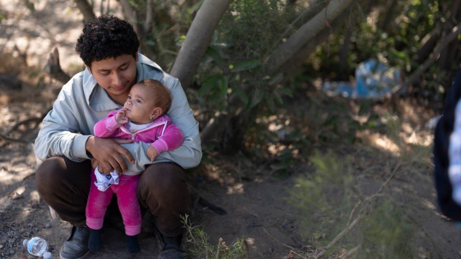 You are currently viewing Asylum-seekers and kids in court are Trump’s next deportation target