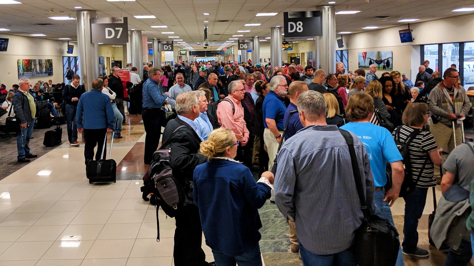 You are currently viewing FAA Temporarily Shuts Down Service At 7 Major Airports: U.S. Airlines Cancel Hundreds Of Flights Due To Weather