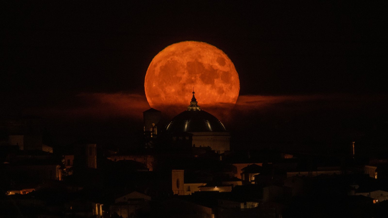 Read more about the article August full moon 2026: When, where and how to see the Sturgeon Moon