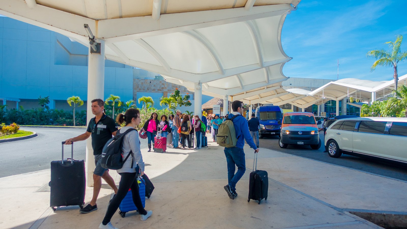 You are currently viewing U.S. Tourists Concerned Over Ongoing Cancun International Airport Taxi Scams: Traveler Flags 5-Minute, $6,000 Ride