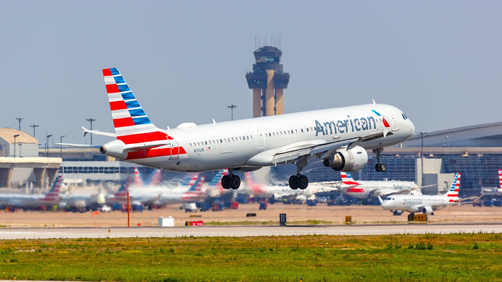 You are currently viewing American Airlines Flight Attendants Say Enforcement Of Rare Breakfast Policy Is Fake After Passenger Complains