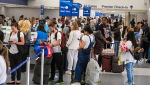 Read more about the article United Airlines Employee Leaves Stranded Passengers In 1 AM ‘Free For All’ At Newark Liberty International Airport
