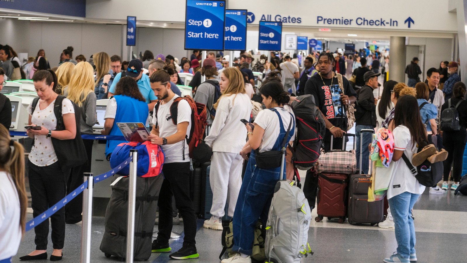 You are currently viewing United Airlines Employee Leaves Stranded Passengers In 1 AM ‘Free For All’ At Newark Liberty International Airport